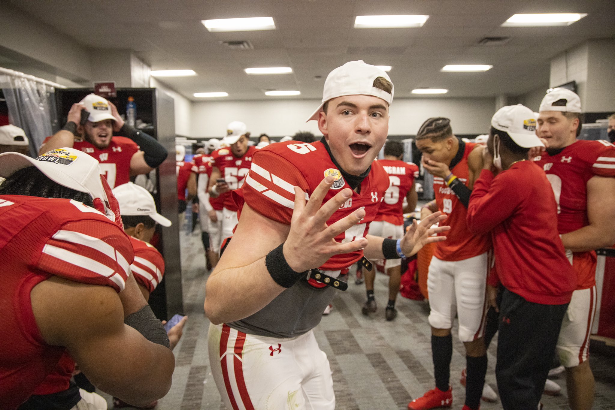 Wisconsin Football Team Smashes Duke's Mayo Bowl Trophy After Winning It