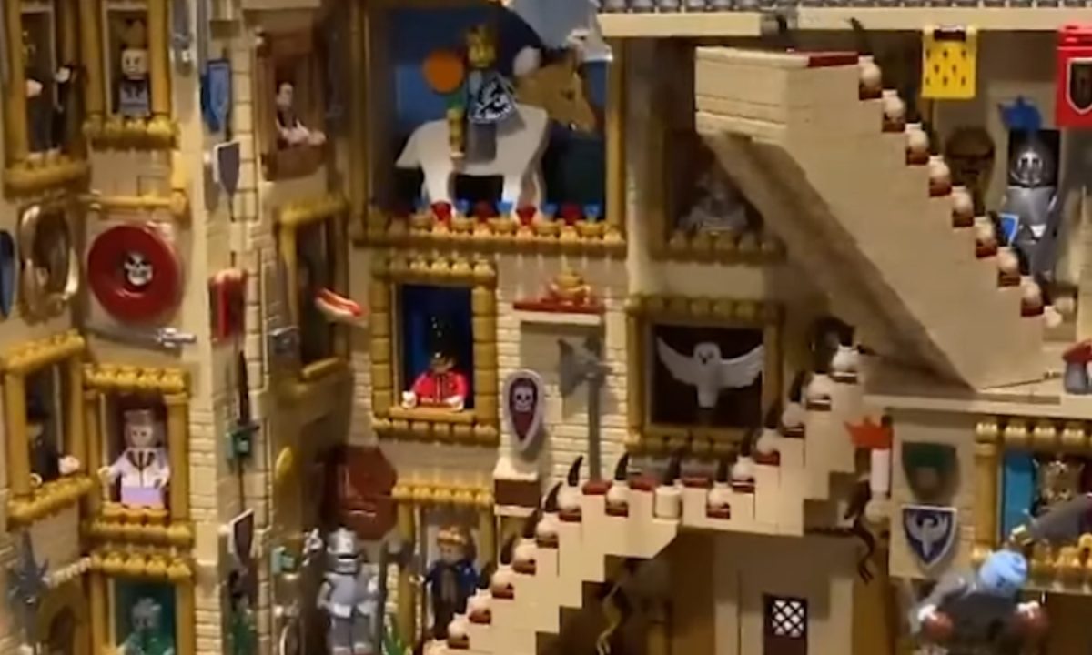 LEGO Fan Creates Impressive &quot;Harry Potter&quot; Moving Staircase