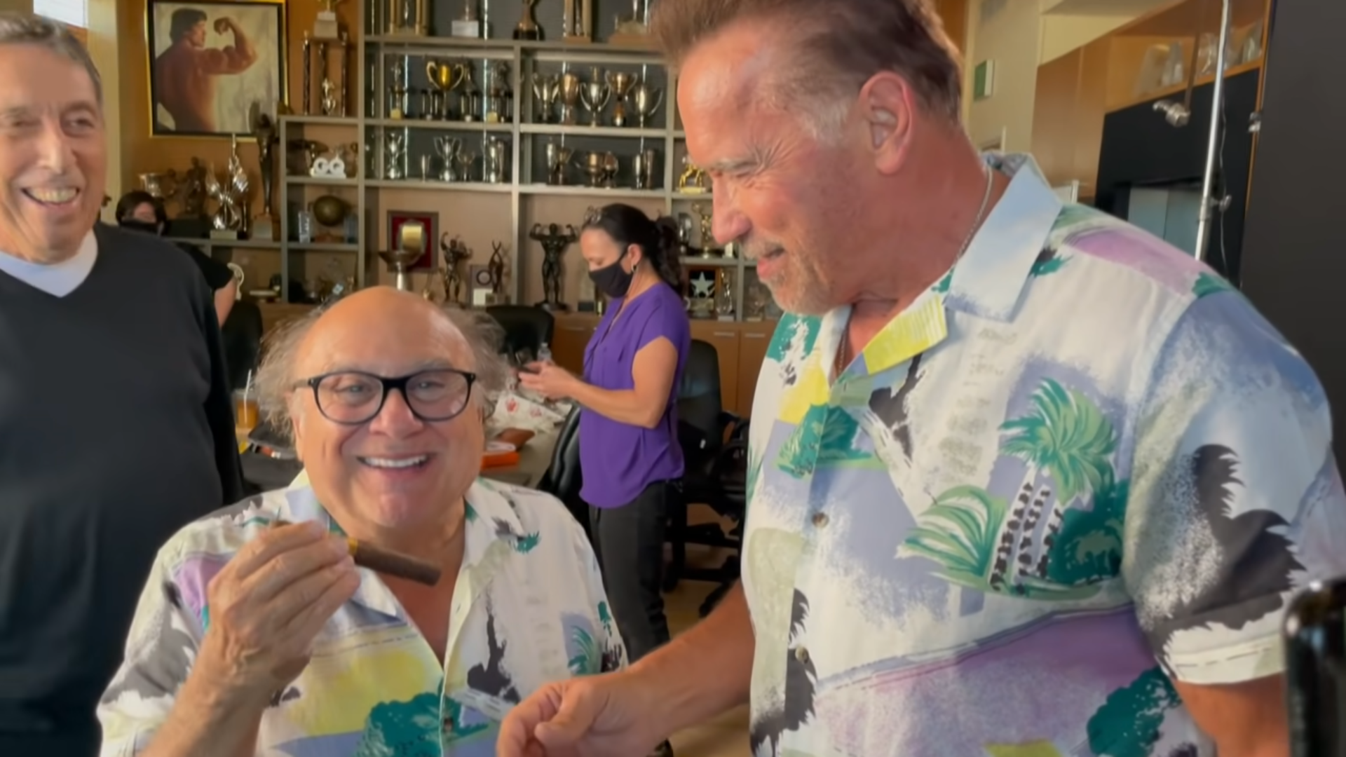 Watch: Arnold Schwarzenegger Pranks Danny DeVito On "Triplets" Set