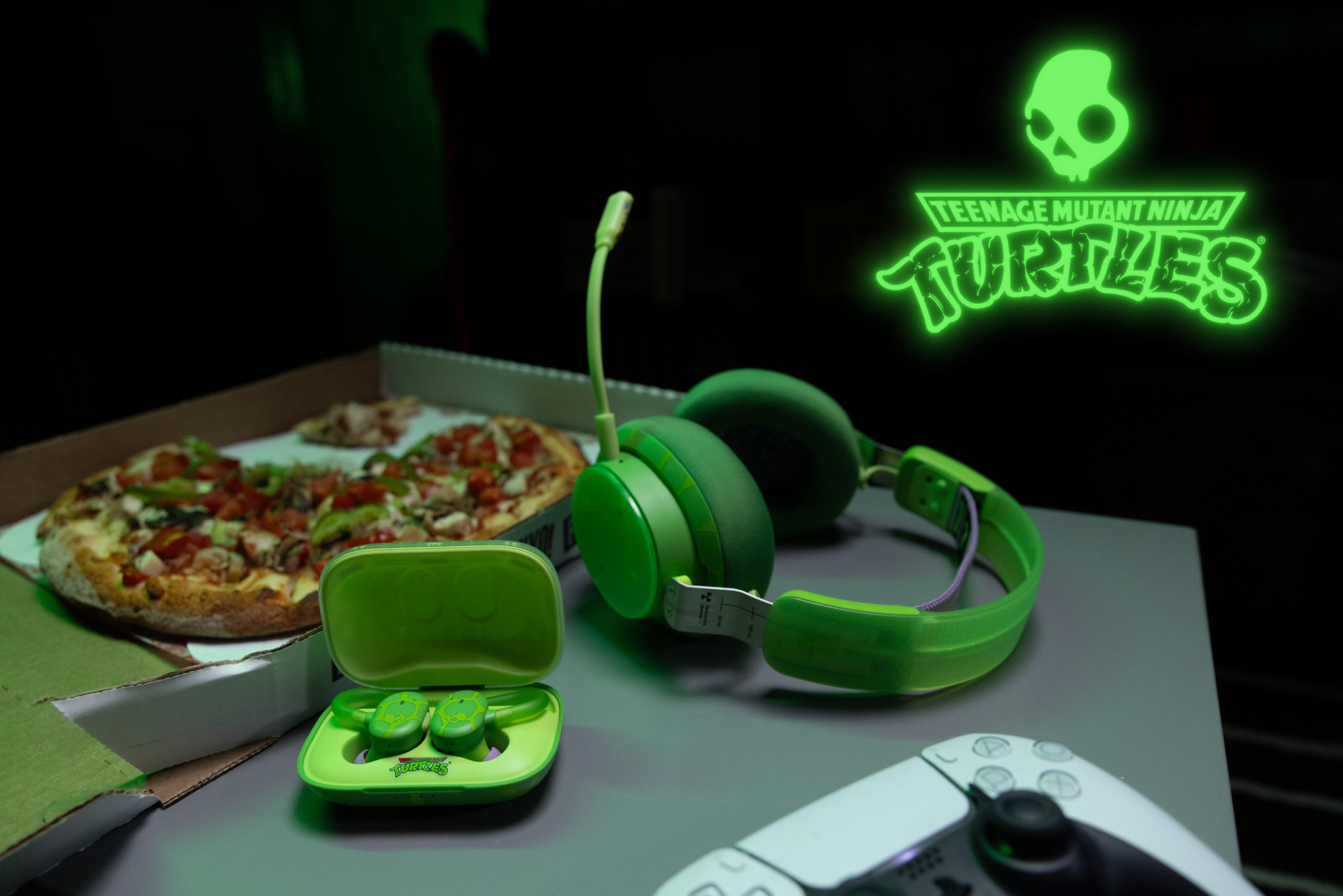 https://nerdbot.com/wp-content/uploads/2023/10/SkullcandyxTMNT-hero2-scaled.jpg