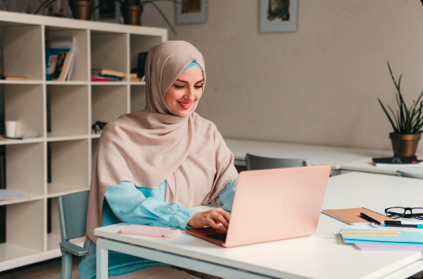 10 أسباب تجعلك تتعلم اللغة العربية عبر الإنترنت في عام 2026