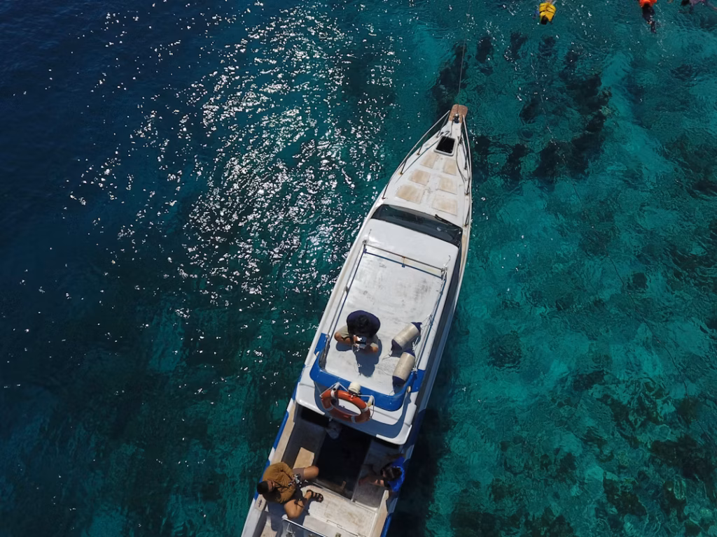 2026 Top 5 Cost-Effective Marine Travel Lift Manufacturers in China for Yacht Marinas white boat in the sea